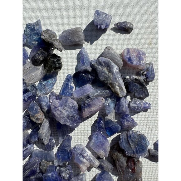 375 carats of Tanzanite Crystals in Jar - Picture 7 of 8